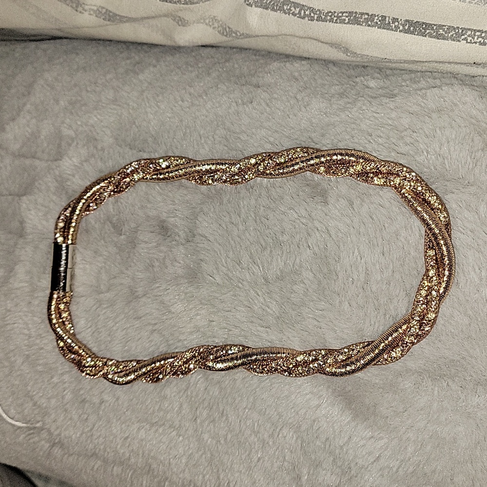Beautiful necklace in Rose pink, excellent condition Worn once LIKE NEW 👍